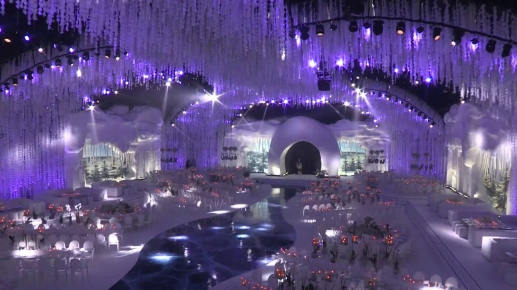 Now that is an IMPRESSIVE winter wonderland wedding setup !
