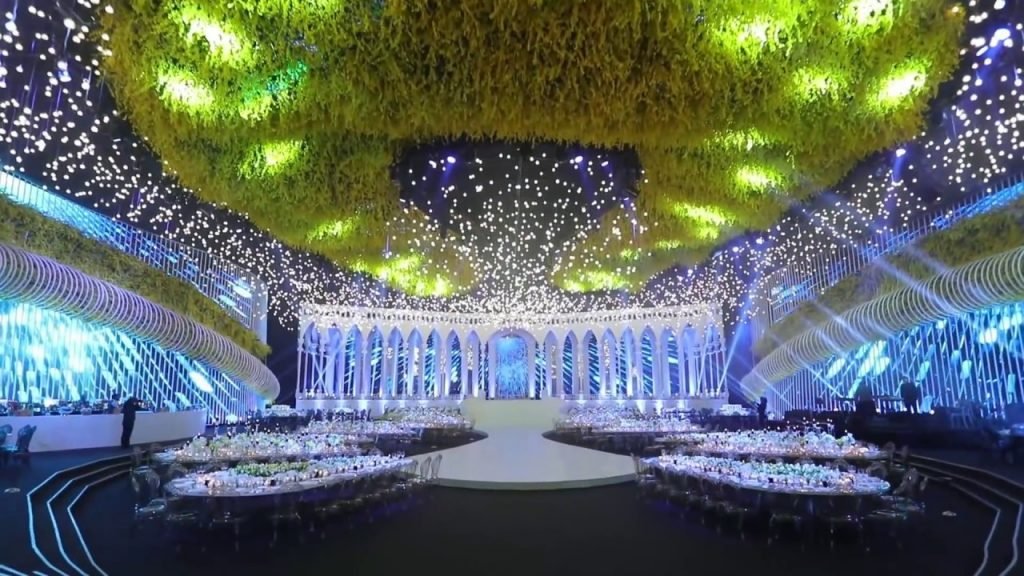 Watch this wedding planner construct his own wedding from scartch !