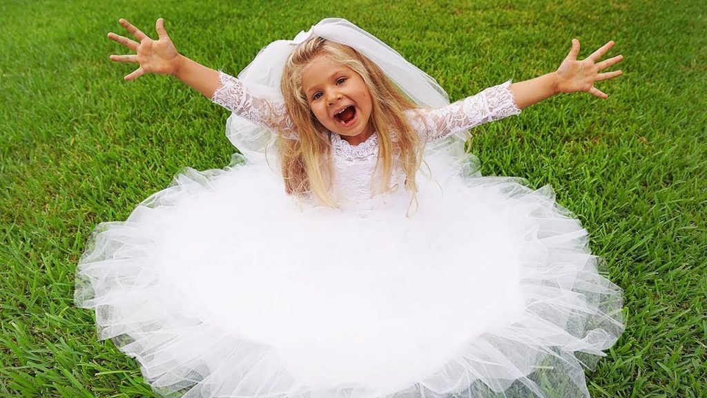 Diana dresses the marriage dress