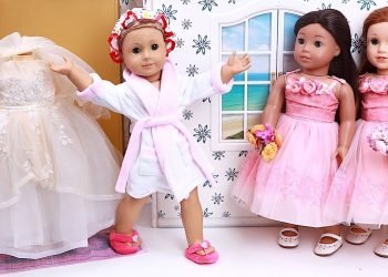 Bride dolls gets help from her bridesmaids for her wedding day! Play Dolls friendship support