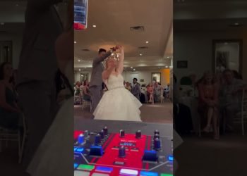 First dance spins ♥️ #wedding #dj #firstdancevideo