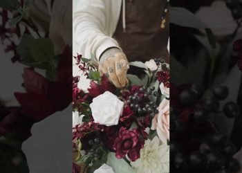 Make the pinnacle table at your wedding stand out with this eye-catching floral centerpiece DIY.