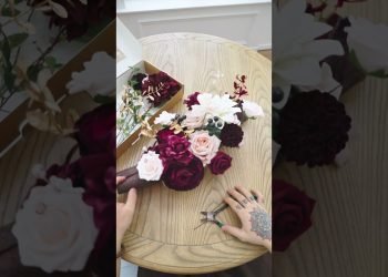 Make your wedding table decor pop with these candy-shaped floral centerpieces! Would you are trying this?