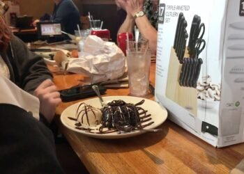 Intimate wedding dinner at Applebee’s