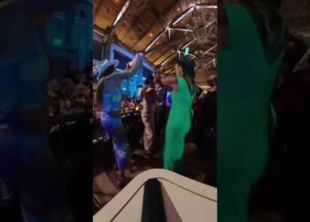Watch this DJ make a live Mash-up at a Wedding