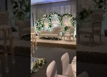 Exquisite Wedding Stage Design | White & Silver Sofa and Glamorous Chandelier ✨
