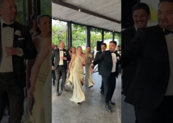 We are able to’t stop🕺🏻🙌🏼 insane bridal party entrance #wedding #weddingday