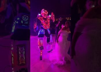Llego el robot a la boda de M&L! #viral #wedding #dj #robot #sigueme