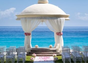 Oceanfront wedding ceremony at Marriott Cancun All-Inclusive Resort