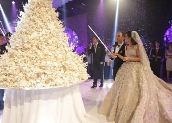 Bride Celebrating Her Birthday At Her Wedding : Beautiful Surprise !