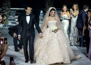 Watch This Bride Getting Ready With Elie Saab Himself Before Her Entrance !