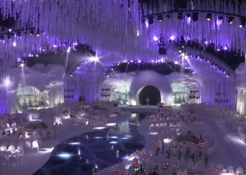 Now that is an IMPRESSIVE winter wonderland wedding setup !