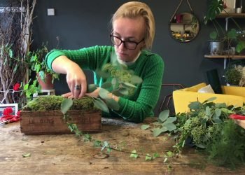 No floral foam wedding reception top table design