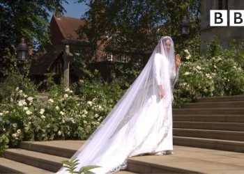 Beautiful Meghan Markle arrives in exquisite wedding dress – The Royal Wedding – BBC