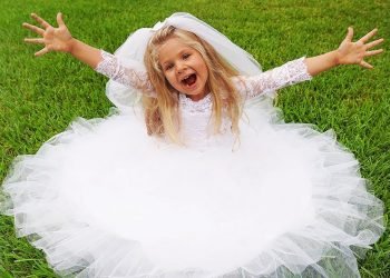 Diana dresses the marriage dress