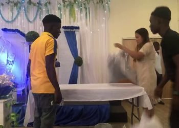 Wedding cake table arrange 001