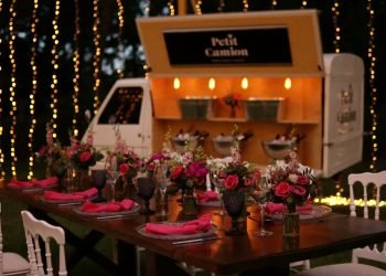 Intimate Wedding party. Backyard awesomeness, stuffed with fairy lights and foodtrucks at Ktima Deda.