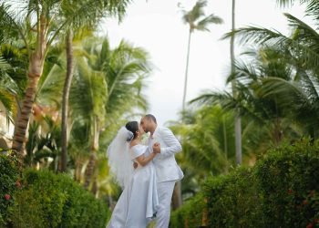 The Average Destination Wedding Cost (and How to Save)