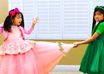 Jannie & Emma Pretend Play Fixing Beautiful Dress