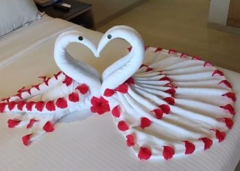 Romantic Room Bed Decoration with Flowers & Towels / anniversary room decoration ideas / #arlove106