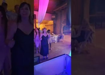 How's your wobble? #weddingdj #dj #wedding#wobble #dance #shorts #farmwedding