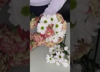 Fresh Flower Wedding Table Decor: Bicolor Carnations, Ruscus, & White Daisies DIY!