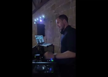 1-hour live wedding DJ set – DJ Gig Log – (70s / 80s disco remixes with a number of latest tunes)