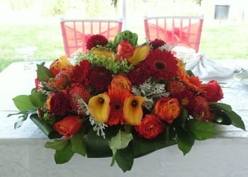 The best way to make a head table wedding flower arrangement