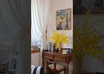 Flower arrangements in numerous colours shared with beginners #flowers #flowerarrangement #shorts