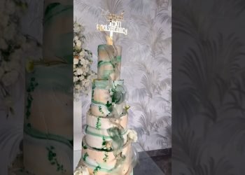 One of the best a part of setting a cake #shortsafrica #cake #holidayswithshorts #elegantcake