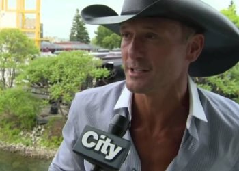 Entertainment City: Charlize Theron & Sean Penn planning wedding, adoption