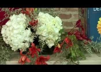 How you can Make a Wedding Centerpiece for the Head Table With Flowers : Floral Design