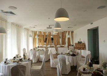 gorgeous wedding chair and table setting for high-quality dining at restaurant