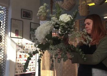 Making a Wedding Table Centre Piece – Seaside Florist