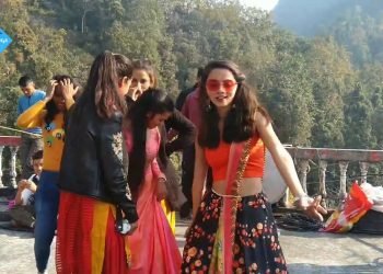 शादी में पहाड़ी गर्ल्स का ज़बर्दस्त डांस || हिमानी कोरंगा | Wedding Dj Dance || Beautiful girl dance