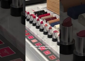 Selecting your wedding day lipstick | Luxury Wedding Planning Suggestions by The Curated Wedding