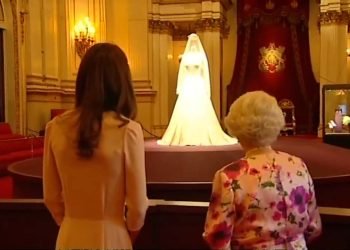 Queen and Duchess view Royal wedding dress