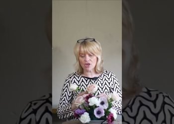 Create a Stunning Seasonal Wedding Table Decoration with Roses ???? https://youtu.be/JOIkzRQ6mdA