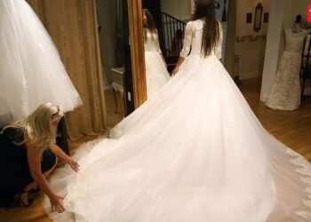 Jinger Finds The Perfect Wedding Dress | Counting On