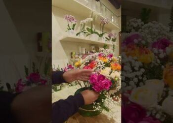 Flower center table with mixed colourful roses #bouquet #centertable #flowers #youtubeshorts