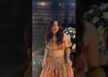 Bride’s intimate moment along with her family before the marriage was touching  #BrideLook #WeddingFun #Gr