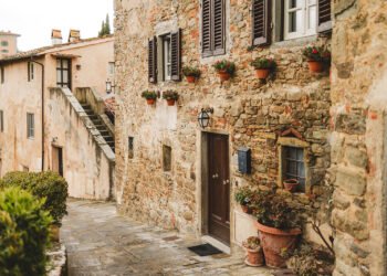 Hidden Gem Wedding Destinations in Italy: Tourist Spot Swaps You’ll Love