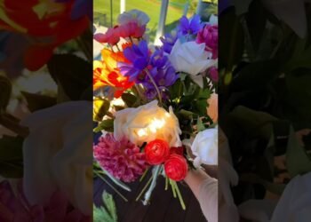 Wedding Table Decor Idea: Vibrant Florals! 🌿💐