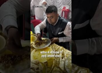 बारिश भी नहीं तोड़ पाई हौसला, शख्स ने उड़ाई दावत #shorts #ytshorts #viralvideo