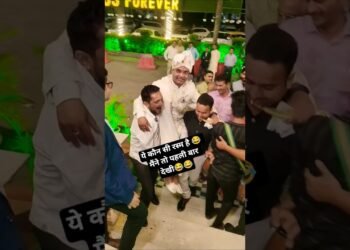 दूल्हे को गिरा मत देना🤣किस किसने पहली बार देखा है 😂 कॉमेंट जरूर करना 😂#viral#shorts #shortsfeed