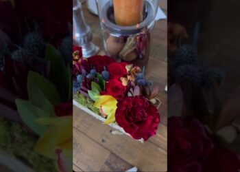 What’s in your table this Thanksgiving? 🌹🥂 Floral centerpieces from Olive & Cocoa #flowers