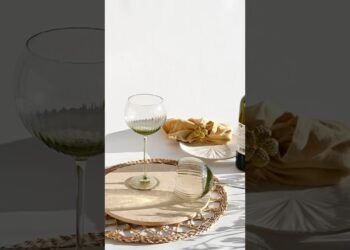 Anna von Lipa Lyon rode wijnglas Olivegreen X Table Things