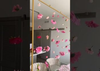Floating flowers – the brand new table decor trend! ✨🌸 Do this magical setup to your next event!