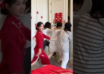 Cô dâu chặn cửa ngày đính hôn dễ thương quá đi #wedding #dressess #shortvideo #cute #dress #beauty