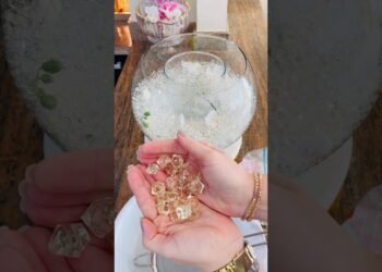 This Easy Wedding Table Centerpiece Is A Winner !! Decorative idea with water beads #centerpiece